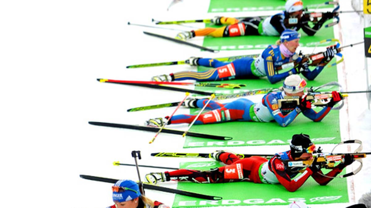 Ein gewohntes Bild bietet sich den Biathlon-Anhängern auch im frostigen Russland. Während die Konkurrenz sich noch im Liegend-Schießen befindet, sprintet Lena im wahrsten Sinne davon. Der Triumph im Sprint in Khanty-Mansiysk ist ihr 34. und letzter Weltcup-Sieg