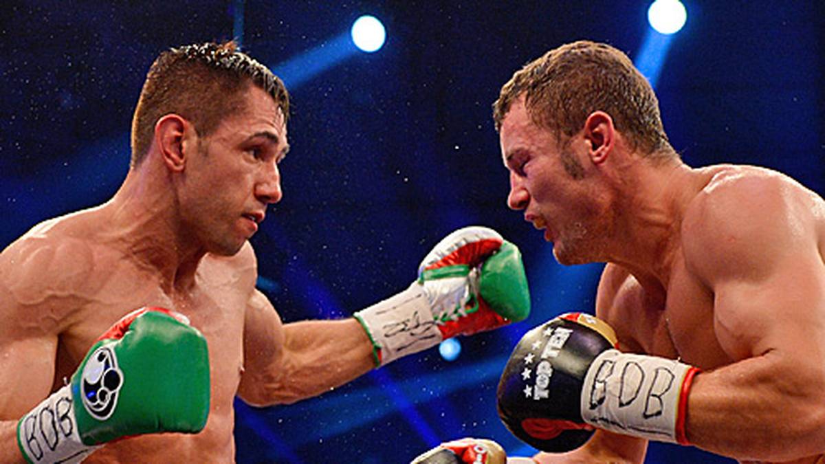 Er geht den Fight eher verhalten an. Vielleicht nicht freiwillig, schließlich macht Stieglitz von Anfang an gehörig Tempo und drängt Sturm nach in die Defensive