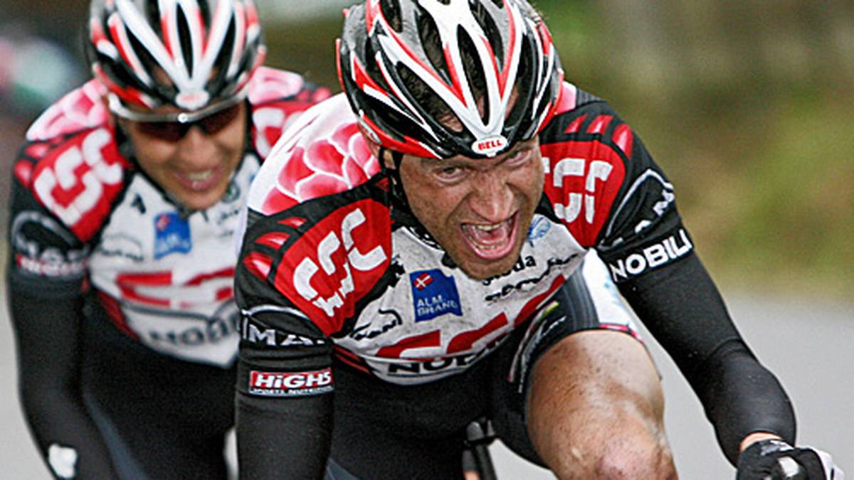 Drei Jahre später tritt Voigt bei der Tour erstmals für das dänische Team CSC an. Bei einer Etappe lässt sich der Deutsche aus der Spitzengruppe zurückfallen, um für seinen Kapitän Ivan Basso einen Angriff von Jan Ullrich zu parieren. Dafür wird er am nächsten Tag beim Bergzeitfahrens nach L'Alpe d'Huez  von einigen deutschen Fans übel beschimpft