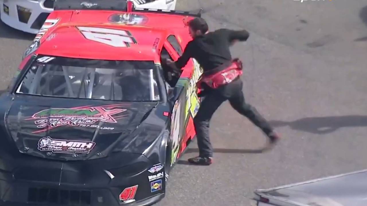 NASCAR: Der Pilot Andrew Grady rastet im Video völlig aus und wird handgreiflich