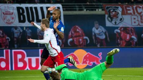 Leipzigs Timo Werner bekommt nach einer Schwalbe gegen Schalke einen Elfer geschenkt