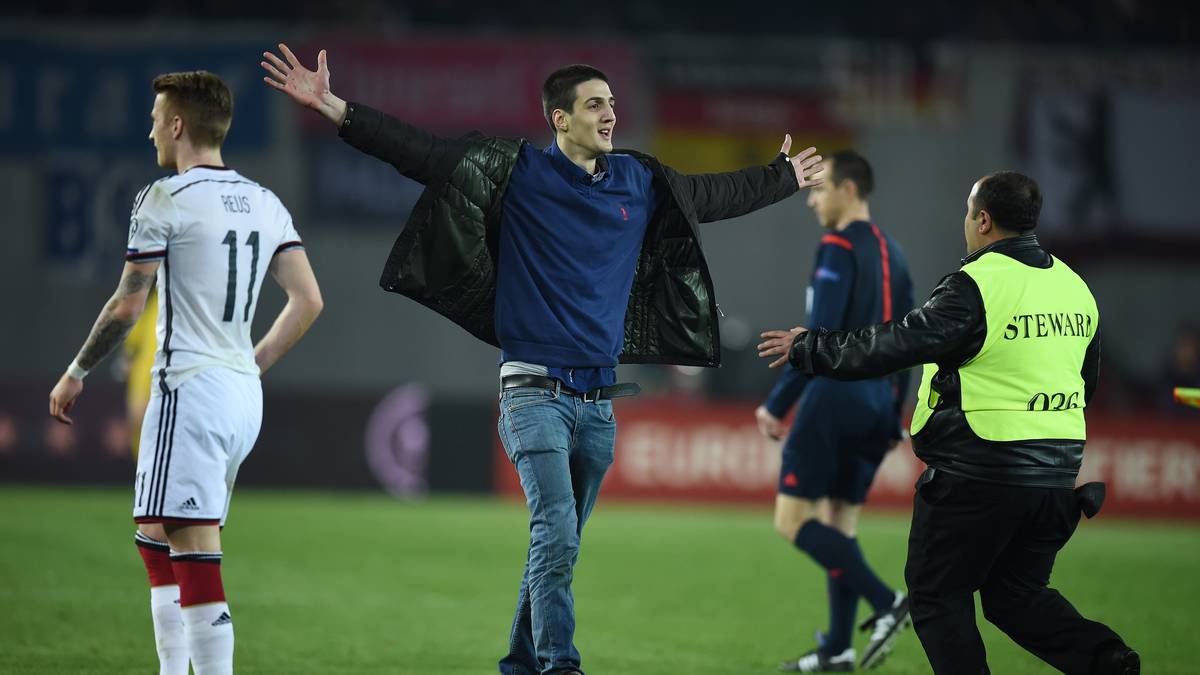 Der junge Mann freut sich über seinen Coup. Die Sicherheitsvorkehrungen in Georgien verwundern. Insgesamt schaffen es drei Flitzer in der Partie auf den Platz