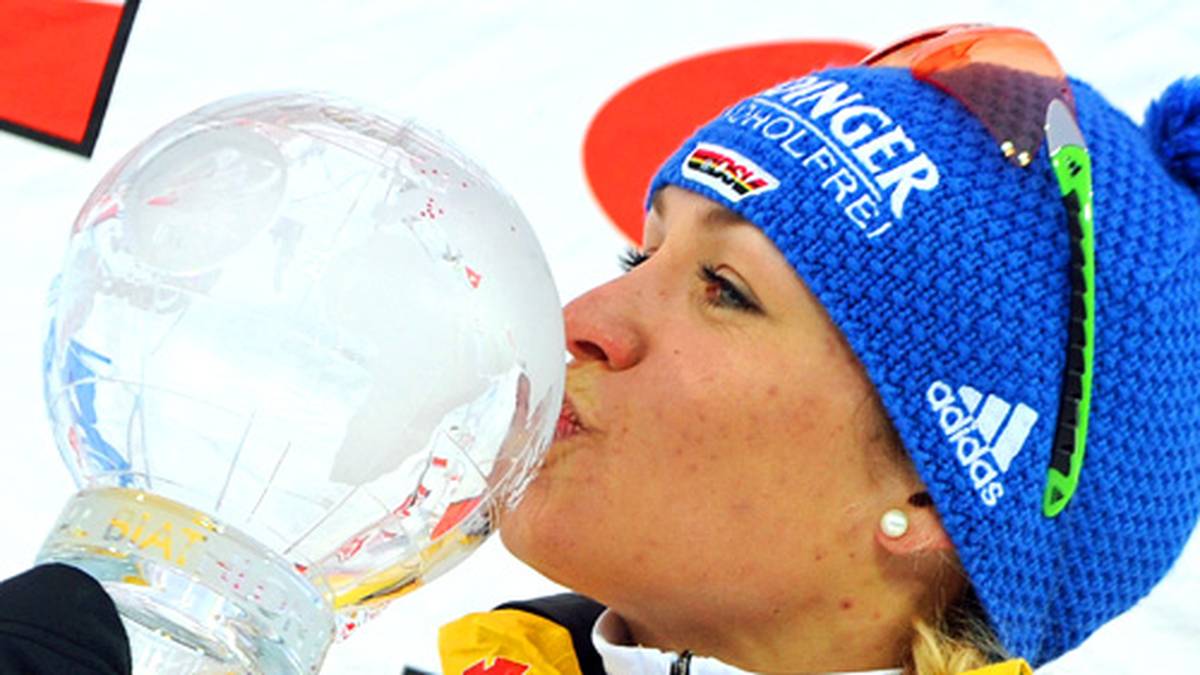 Als Krönung ihrer Laufbahn sichert sich "Gold-Lena" zum dritten Mal die große Kristallkugel für den Sieg im Gesamtweltcup. Es ist der letzte Tag in der aktiven Laufbahn von Magdalena Neuner