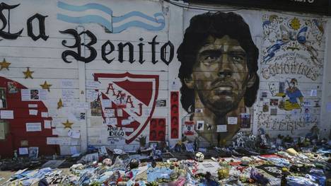 Nach dem Tod von Diego Maradona haben Polizeibeamte das Haus seines Leibarztes Leopoldo Luque durchsucht. Die Staatsanwaltschaft will klären, ob der Arzt seiner Fürsorgepflicht nachgekommen ist.