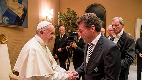 Gladbach-Trainer Dieter Hecking wird von Papst Franziskus im Vatikan empfangen
