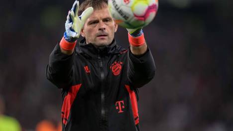 Beim FC Bayern kommt es zu einem echten Torwart-Hammer. Der Rekordmeister entlässt Torwart-Trainer Toni Tapalovic.