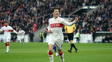 Die Euphorie beim VfB Stuttgart bleibt riesengroß. Beim öffentlichen Training stehen die Fans zum Teil eine halbe Stunde an, um ihre Stars zu sehen. Einer davon: Angelo Stiller, der seine Champions-League-Ambitionen deutlich äußert.