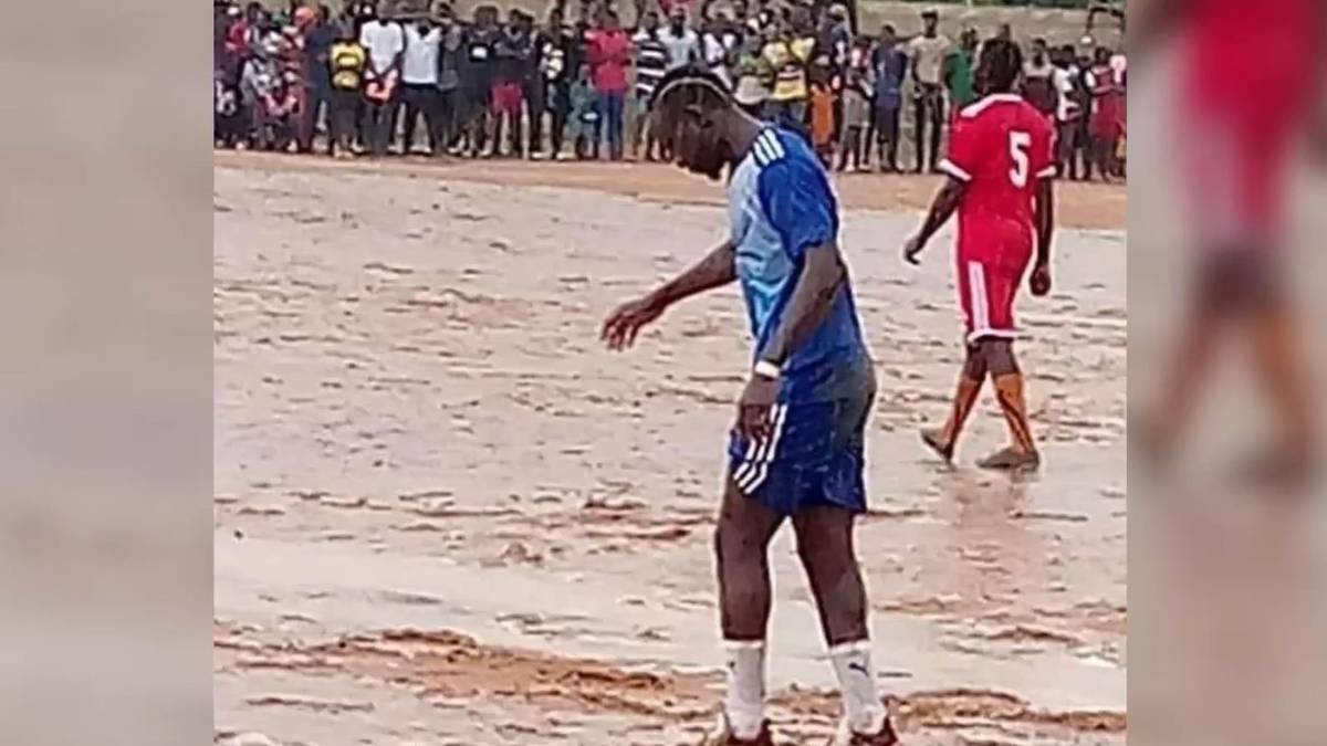 In seiner Heimatstadt im Senegal beweist Liverpool-Star Sadio Mané auf einem Schlammfeld wieder einmal seine Fan-Nähe - oder kickt sich der Mittelfeldspieler gar für Bayern warm?