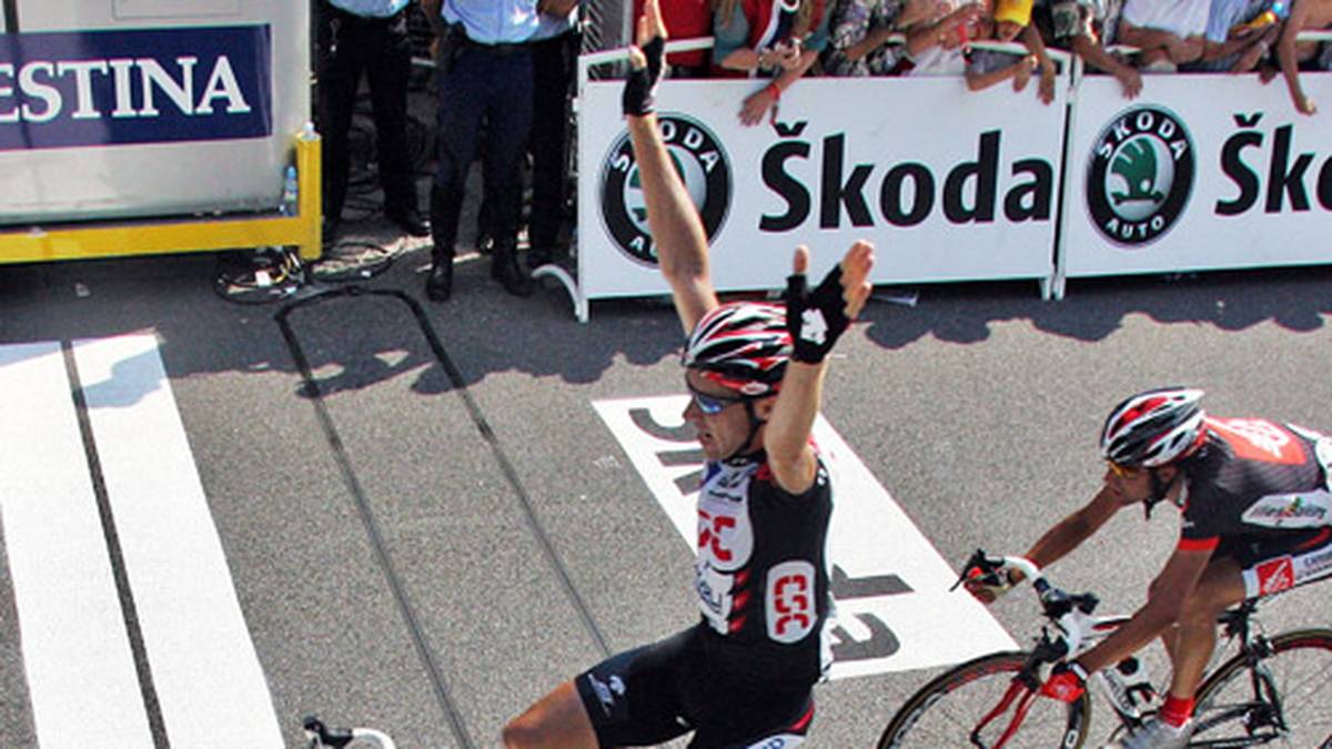 Bei einer wahren Hitzeschlacht setzt sich Voigt 2006 in einer fünfköpfigen Ausreißergruppe durch und jubelt über seinen zweiten Tour-Etappensieg. Das Hauptfeld kommt bei der Hitzeetappe von Beziers nach Montelimar mit fast einer halben Stunde Rückstand ins Ziel