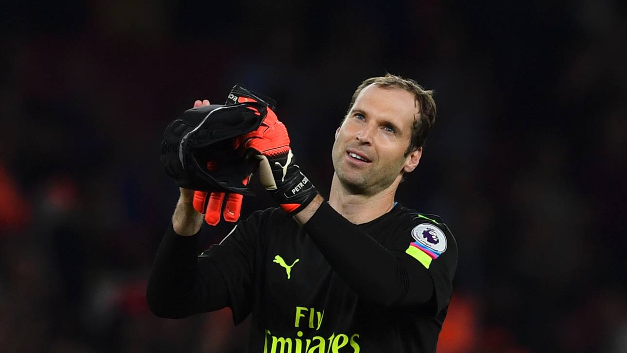 Cech schlägt Xhaka im Fußball-Darts