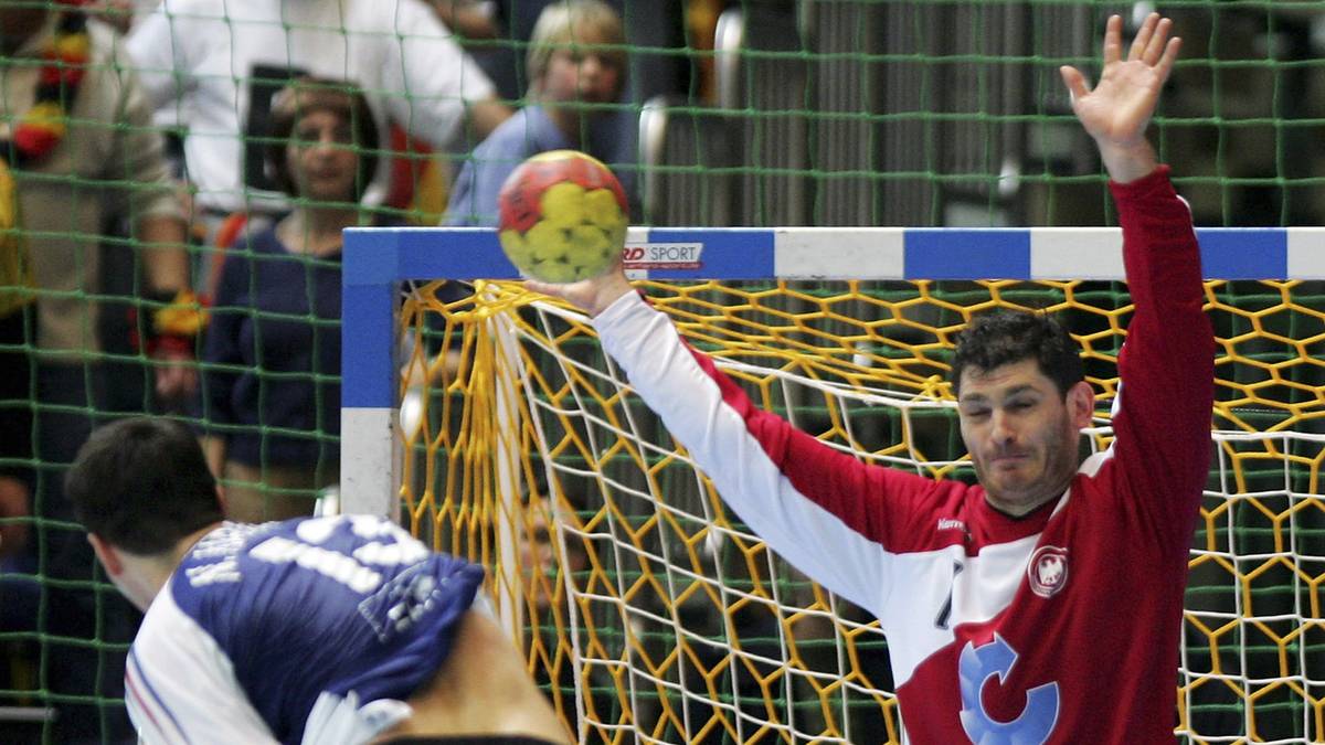 Das Halbfinale gegen Frankreich wird zur Nervenschlacht. Für viele Handball-Experten ist es das vielleicht faszinierendste WM-Spiel aller Zeiten. Nach zweifacher Verlängerung behält Deutschland mit 32:31 die Oberhand – drei Sekunden vor dem Ende kann "Hexer" Henning Fritz (r.) einen letzten Freiwurf der Franzosen entschärfen