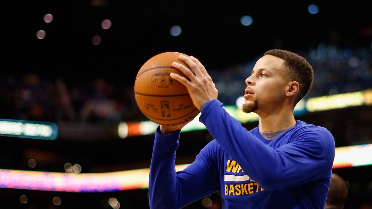 Stephen, auch genannt "Steph" Curry wird am 14. März 1988 in Akron, Ohio in den USA geboren. Bereits sein Vater, Dell Curry, war ein erfolgreicher Spieler in der NBA