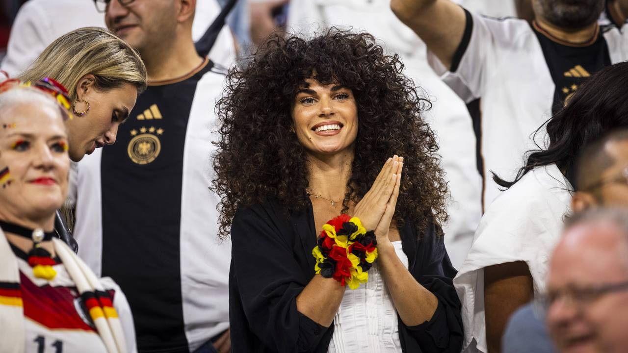 Blickfang auf der WM-Tribüne: Dieses Unterwasser-Model jubelt für Thilo Kehrer