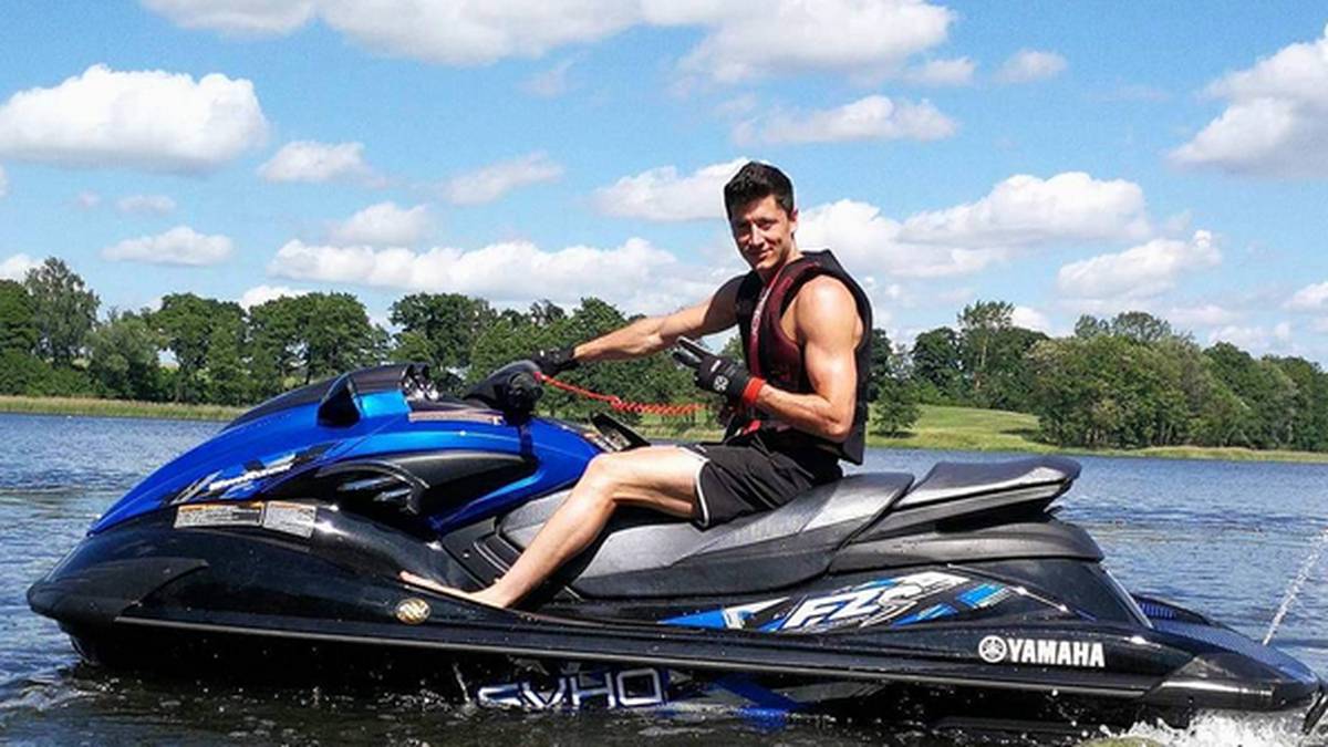 Robert Lewandowski soll noch immer wegen der verpassten Torjägerkanone schmollen. Auf dem Jetski macht der Pole aber einen tiefenentspannten Eindruck