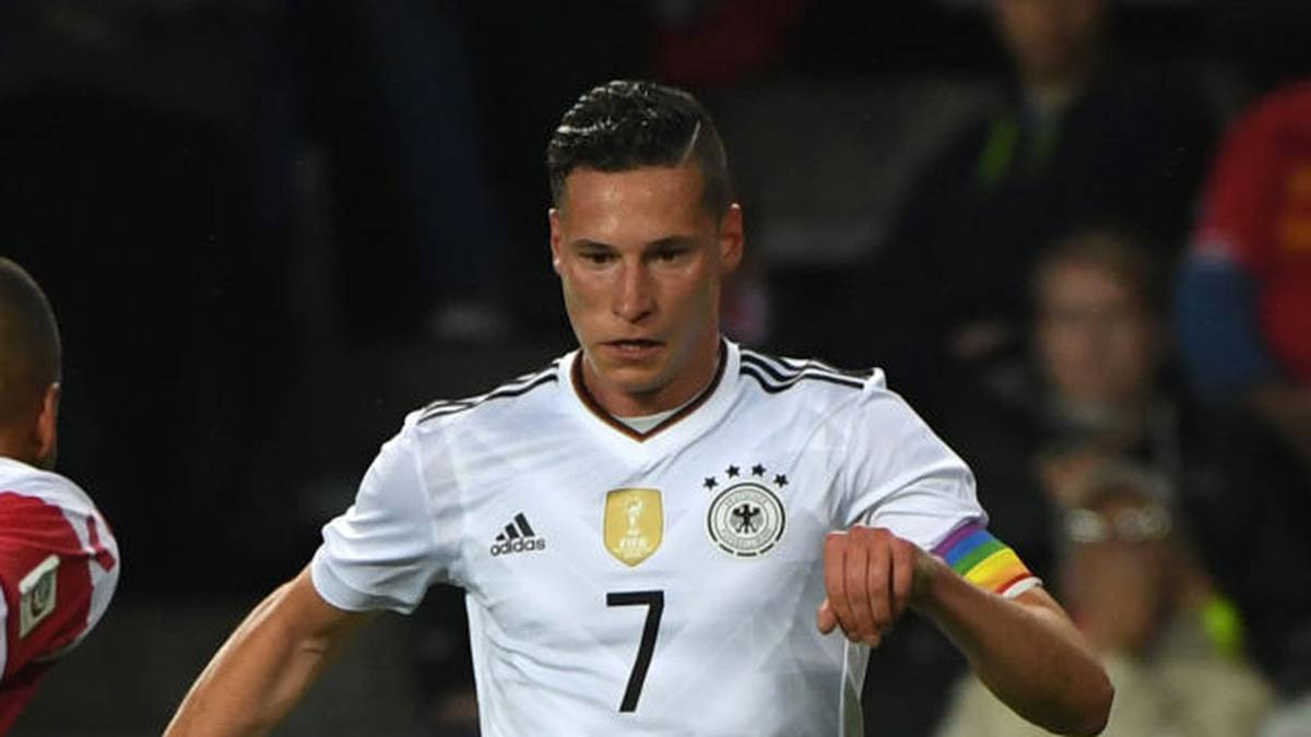 Beim Freundschaftsspiel in Dänemark (1:1) trug Draxler eine Spielführer-Binde in Regenbogenfarben, da sich der DFB an einer Aktion des dänischen Fußballverbandes gegen Homophobie beteiligte. Bei einem FIFA-Turnier wäre das undenkbar. Der DFB gab nach dem Remis folgendes Statement ab: "Diese Aktion haben wir selbstverständlich unterstützt, weil sie zu unseren Werten passt."