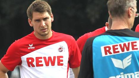 Patrick Helmes schaut skeptisch während des Trainings des 1. FC Köln