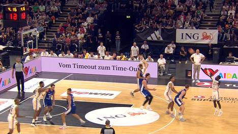 Die deutsche Basketball-Nationalmannschaft trifft im Halbfinale des Supercups in Hamburg auf Tschechien. Gegen den krassen Außenseiter tun sich Dennis Schröder und Co. in der ersten Hälfte schwer - drehen dann aber mächtig auf!