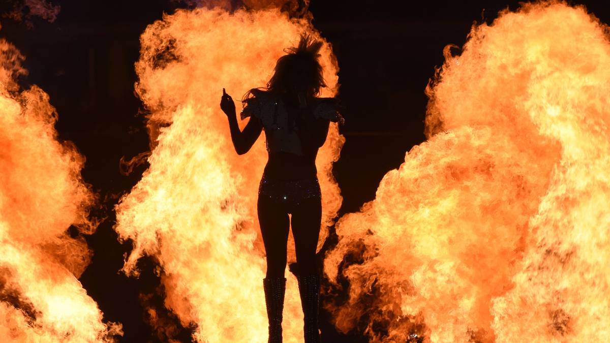 2017 bestaunen die Zuschauer Lady Gaga, die Herrin der Flammen. Furchtlos tanzt sie vor einem Meer aus Feuerflammen und Hitze ...