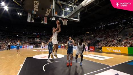 Beim Testspiel der deutschen Basketball-Nationalmannschaft kombinieren Dennis Schröder und Franz Wagner traumhaft.