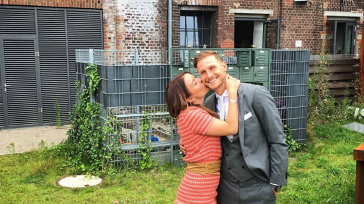Süß! Weltmeister Benedikt Höwedes bekommt einen Schmatzer von seiner Frau Lisa