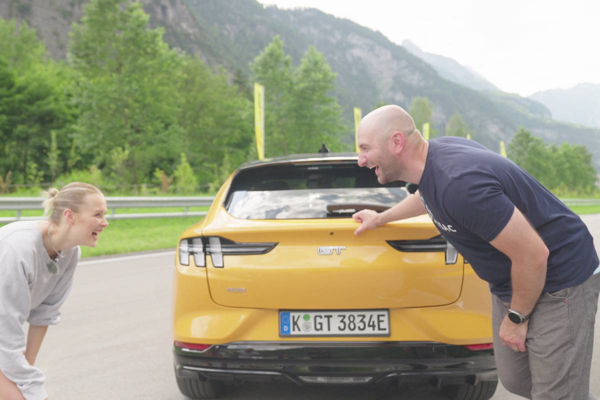 Ist Wasserstoff das nächste große Ding? Wir testen ein Auto, bei dem nur Wasser aus dem Auspuff kommt – der Toyota Mirai 2. Neben der Probefahrt des weltweit ersten Elektrokombis testet
Rennfahrerin Laura-Marie Geissler mit Chris die Neuauflage einer Ikone. Der Mustang Mach E muss sich auf der Rennstrecke beweisen.