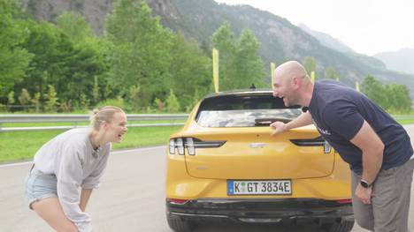 Ist Wasserstoff das nächste große Ding? Wir testen ein Auto, bei dem nur Wasser aus dem Auspuff kommt – der Toyota Mirai 2. Neben der Probefahrt des weltweit ersten Elektrokombis testet
Rennfahrerin Laura-Marie Geissler mit Chris die Neuauflage einer Ikone. Der Mustang Mach E muss sich auf der Rennstrecke beweisen.