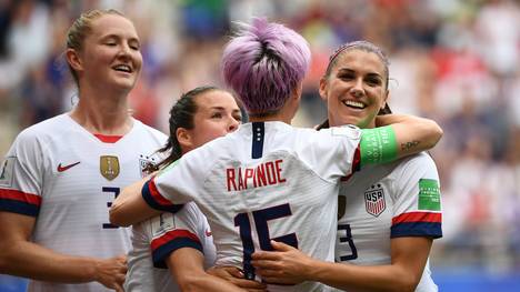 Dank zweier verwandelter Elfmeter von Megan Rapinoe zieht Titelverteidiger USA ins WM-Viertelfinale ein