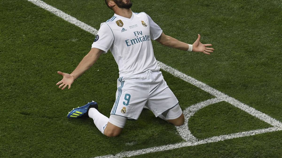 Dieser hält geistesgegenwärtig seinen Fuß hin, von wo der Ball ins Tor fliegt