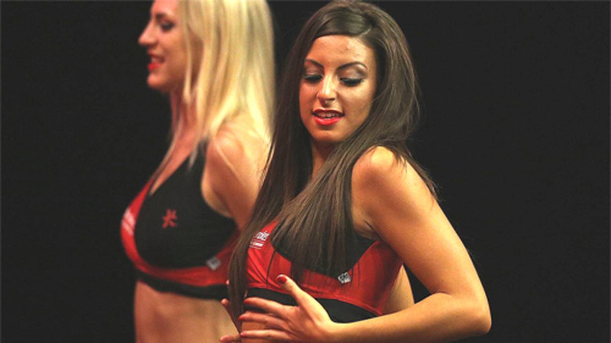 Sie tanzten zu den unterschiedlichen Einlaufsongs der Stars - und machten gerne auch bei Peter Wrights Showeinlagen mit