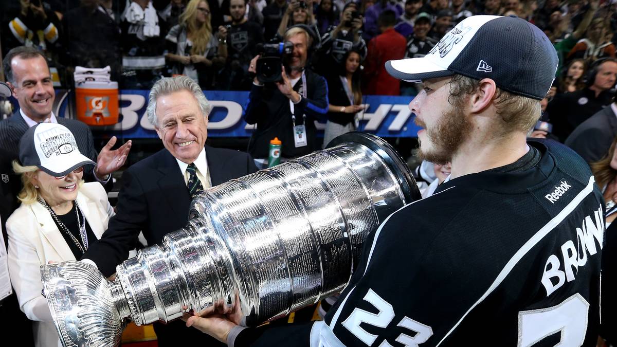 PLATZ 5: Philip Anschutz (l.), Vermögen: 11,2 Milliarden Euro - Besitzer der Los Angeles Kings (Eishockey, NHL) und L.A. Galaxy (Fußball, MLS). In Deutschland ist der aus einer wolgadeutschen Familie stammende US-Amerikaner unter anderem bei den Eisbären Berlin in der DEL aktiv