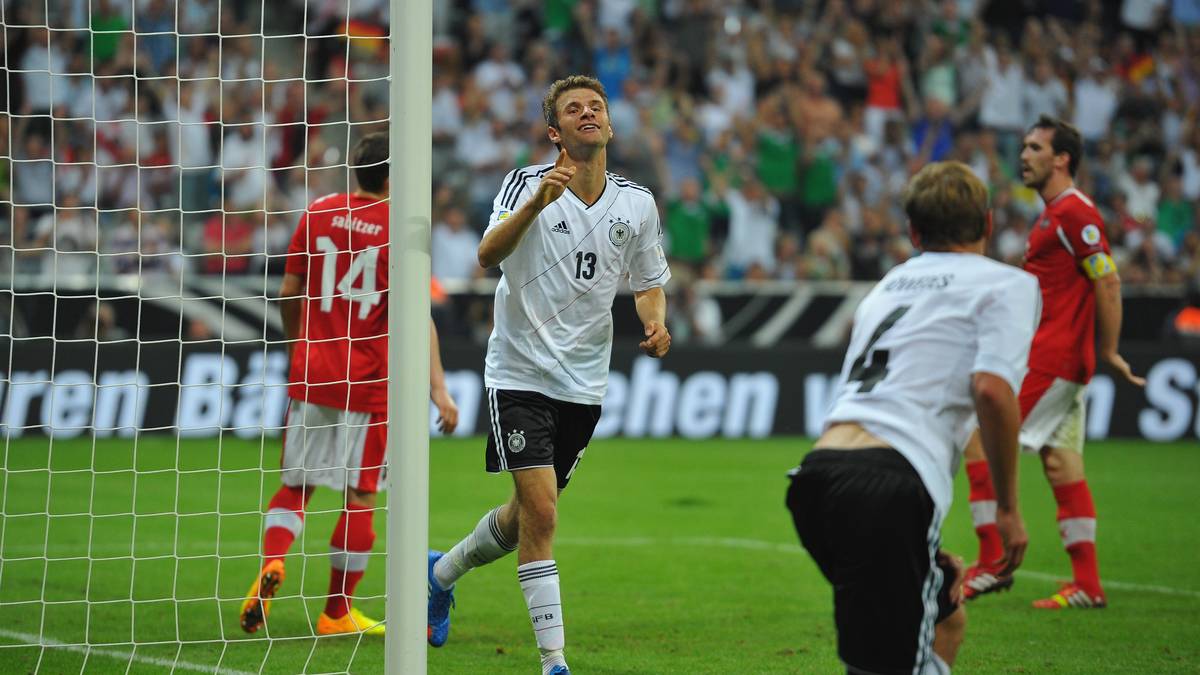 Danach läuft es für den Stürmer wieder. Mit den Bayern holt er im Finale gegen den BVB endlich die Champions League. Und auch in der Nationalmannschaft zeigt er wieder seine Offensivqualitäten. In der WM-Quali, in der er wieder keine einzige Partie verpasst, steuert Müller am Ende immerhin noch vier Treffer und sechs Vorlagen bei