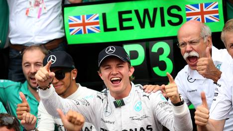 Mercedes-Boss Dieter Zetsche jubelt mit Nico Rosberg und Lewis Hamilton