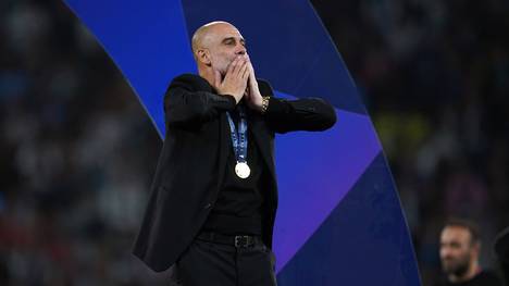 Pep Guardiola zeigt echte Größe mit einer sehr großzügigen Geste. Der 52-jährige verschenkte seine Prämie für den Gewinn der Premier League an die Mitarbeiter von ManCity. 