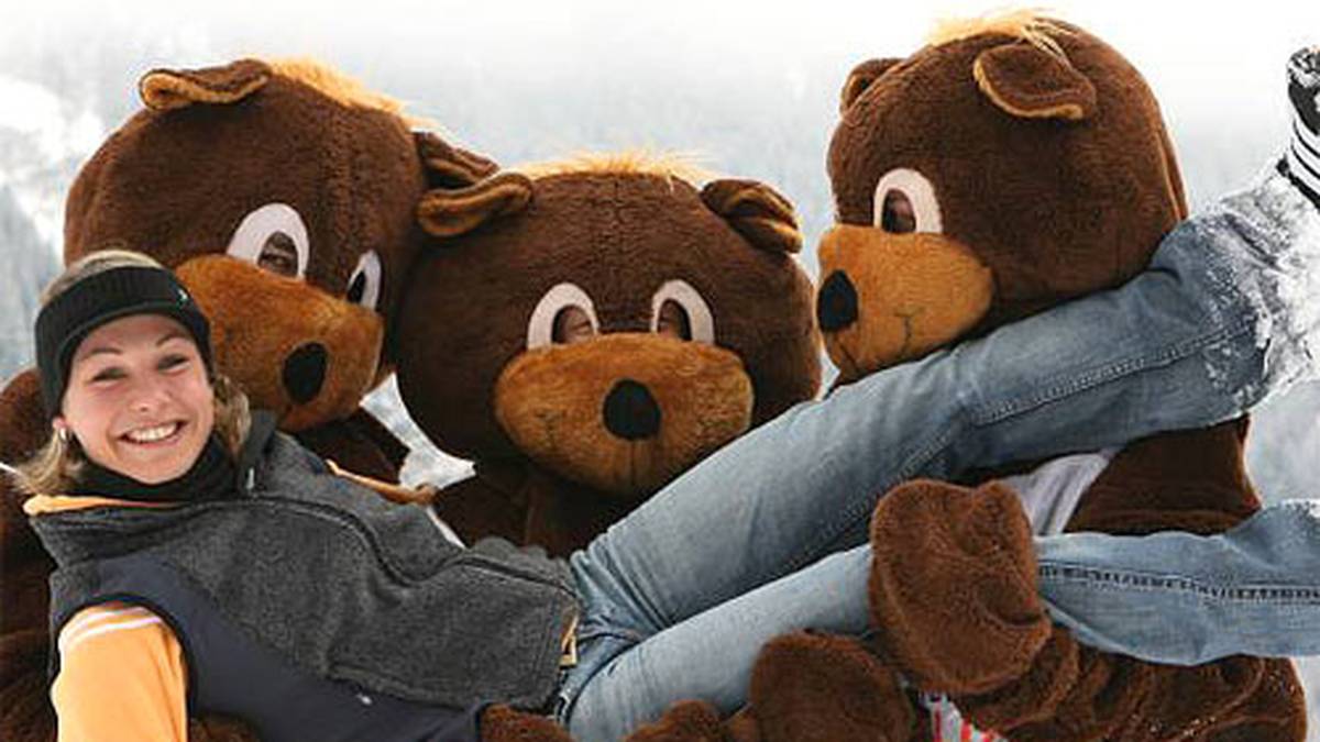 Auch als tierlieb ist Neuner bekannt. Hier posiert sie vor den Wettkämpfen 2007 mit dem Weltmeisterschafts-Maskottchen "Bumsi" 