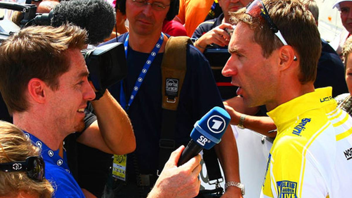 2007 schreibt Voigt Schlagzeilen, als er "ARD" und "ZDF" mit dem DDR-Regime vergleicht. Die Sender würden die Menschen bevormunden, kritisiert er. Kurz zuvor hatten sich "ARD" und "ZDF" in der laufenden Tour entschieden, nach dem Doping-Fall Patrik Sinkewitz im T-Mobile Team die Berichterstattung zu boykottieren