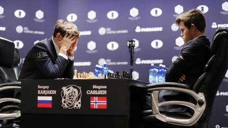 Magnus Carlsen (r.) gelang der erste Sieg gegen Sergei Karjakin bei der Schach-WM