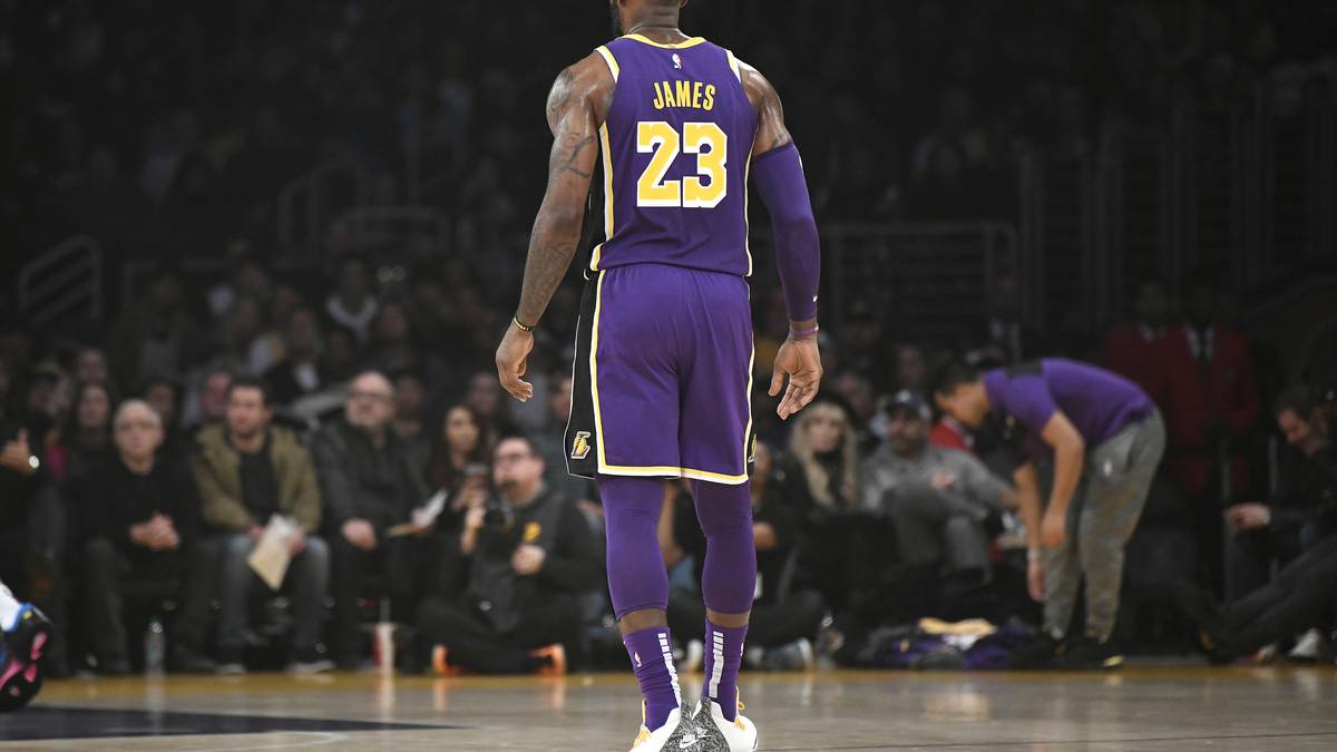 Im Gegensatz zur vergangenen Saison werden die Lakers dieses Jahr sicher in die Playoffs einziehen. Wenn alle Teile ineinandergreifen, ist dort auch ein tiefer Ritt möglich. Angesichts vieler Fragezeichen und massiver Konkurrenz mit Clippers, Warriors, Blazers, Jazz und Nuggets ist aber auch ein schnelles Aus gut möglich