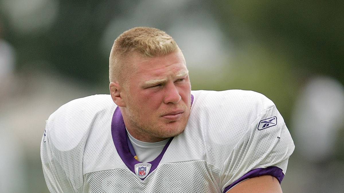 Lesnar vollzieht dann tatsächlich den spektakulären Schnitt: Er sattelt mit 26 Jahren auf Football um, das er zuletzt an der High School unter Wettbewerbsbedingungen gespielt hat. Die Minnesota Vikings sind interessiert und nehmen ihn nach einem Probetraining unter Vertrag