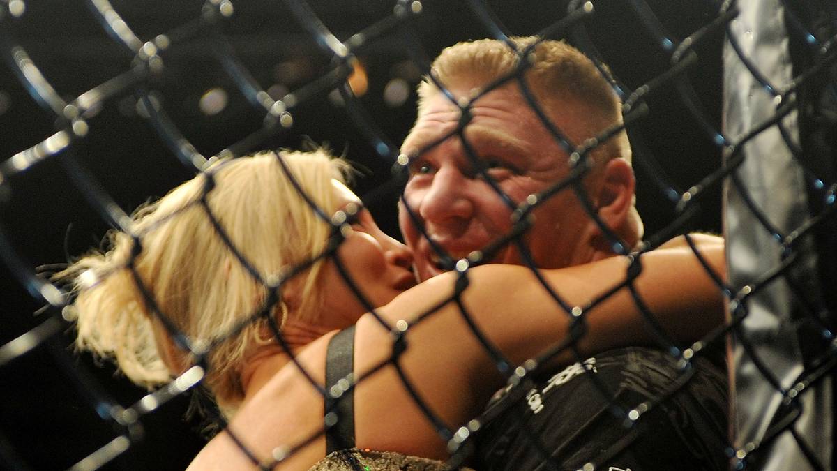 Ein seltenes Bild, zumindest für die, die ihn nicht persönlich kennen: Lesnar mit Ehefrau Rena, mit der er seit 2006 verheiratet ist und zwei gemeinsame Kinder hat (zwei weitere hat Lesnar mit einer vorherigen Verlobten). WWE-Fans, die lange dabei sind, wird Lesnars zehn Jahre ältere Gattin bekannt vorkommen ...