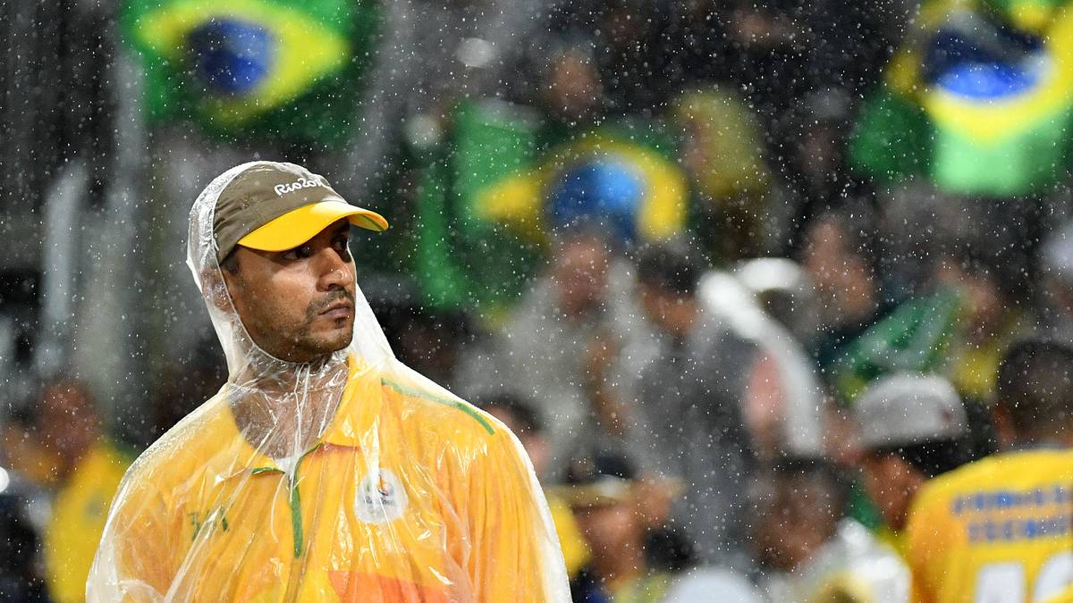 Gar nicht an Beach-Volleyball erinnert das Wetter während des Finalspiels. Es regnete stark, auch zum Leidwesen dieses Helfers