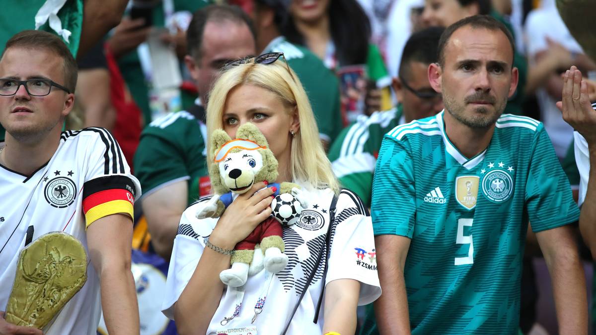 Das Plüschtier vom Maskottchen Zabivaka bietet dieser Deutschen Trost. Doch wer  kümmert sich um die männlichen Fans um sie herum?
