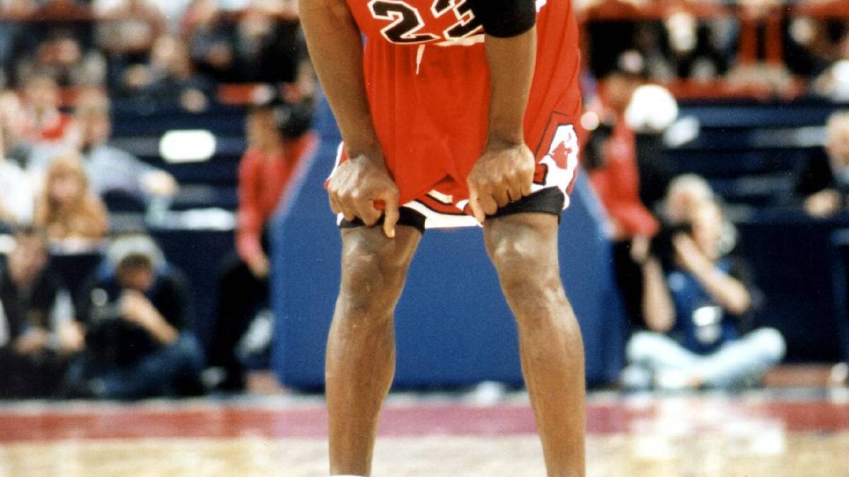 MICHAEL JORDAN: Es ist eine der kuriosesten Geschichten aus dem Basketballsport. Michael Jordan ging damals angeschlagen in das 5. Finalspiel zwischen den Chicago Bulls und den Utah Jazz. Während danach lange von einer Grippe bei Jordan ausgegangen wurde, stellte sich später raus: Er spielte damals mit einer Lebensmittelvergiftung!