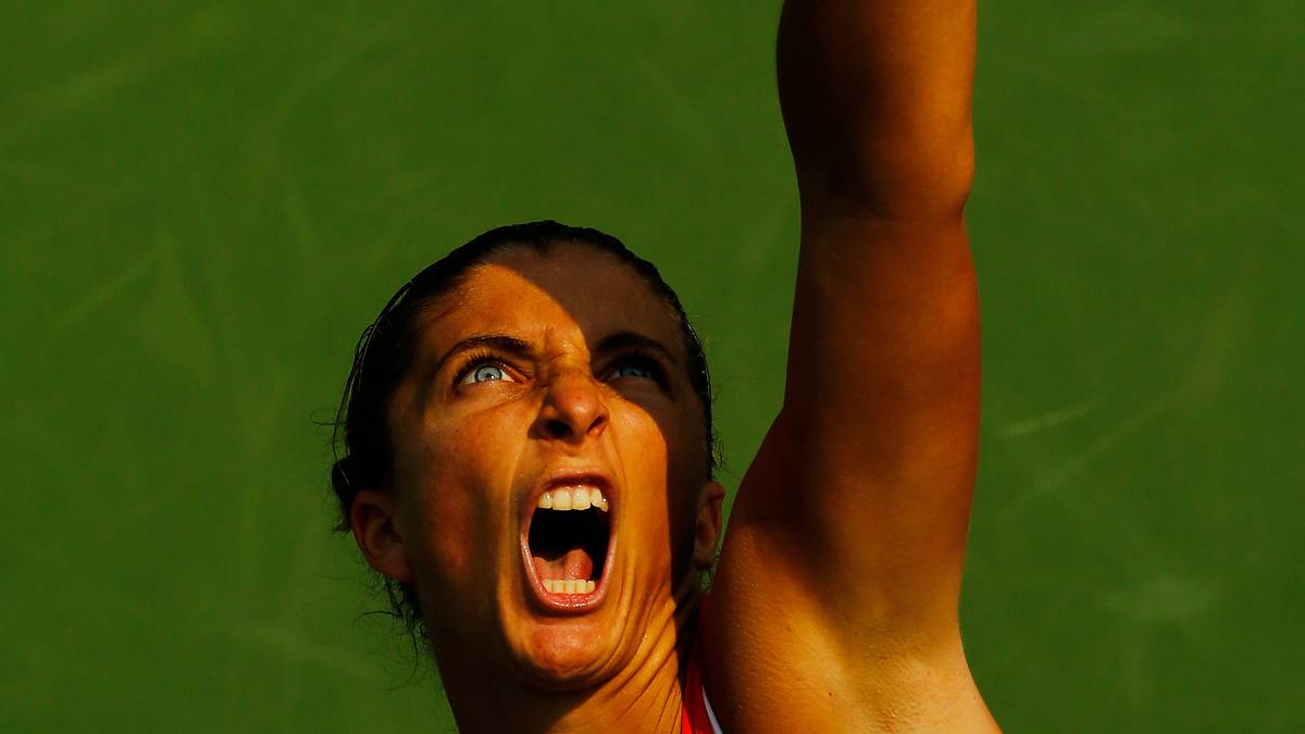 Sara Errani legt die Hand schützend vor die Sonne, um den Ball beim Aufschlag anvisieren zu können