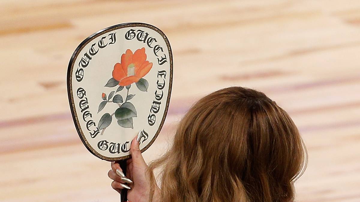 ,,,und fächert sich ab und an mit ihrem extravaganten Fächer ein wenig Luft zu