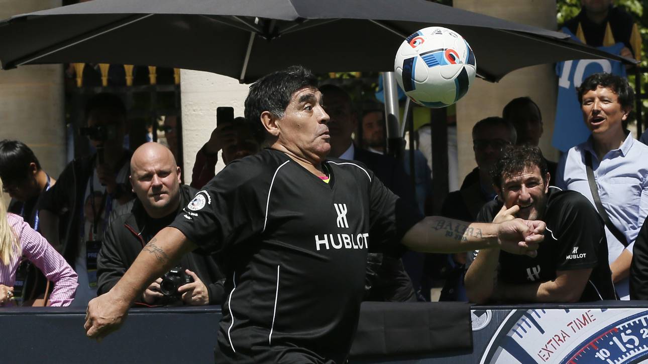 Maradona schuftet für den Papst