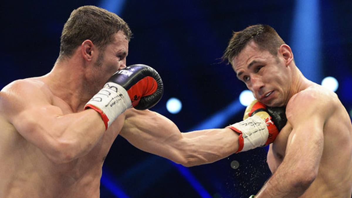 Er verpasst Sturm nicht nur einen Kinnhaken. Der Leverkusener zieht sich später auch eine blutende Schnittwunde am Auge zu