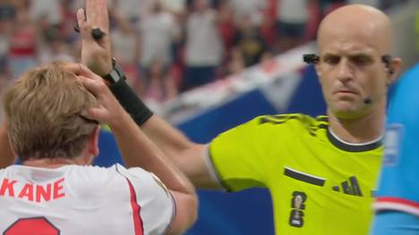 Im WM-Sechzehntelfinale von England gegen die DR Kongo kommt Harry Kane im Strafraum zu Fall. Der Unparteiische gewährt dem Bayern-Star aber keinen Elfmeter. Das sorgt für Diskussionen. 