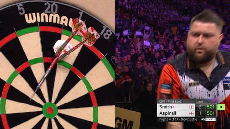 Michael Smith spielt am 4. Spieltag der Premier League of Darts gegen Nathan Aspinall eine kuriose Aufnahme und sorgt für einen irrwitzigen Moment.