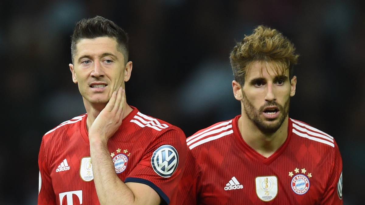 PLATZ 28 - Eintracht Frankfurt gewinnt im Finale gegen den FC Bayern München mit 3:1 den DFB-Pokal. Ausgerechnet der zukünftige Bayern-Trainer Niko Kovac führt die Eintracht im Berliner Olympiastadion zum Erfolg. Die Münchner präsentieren sich als schlechte Verlierer und verschwinden noch vor der Pokalübergabe zügig in der Kabine