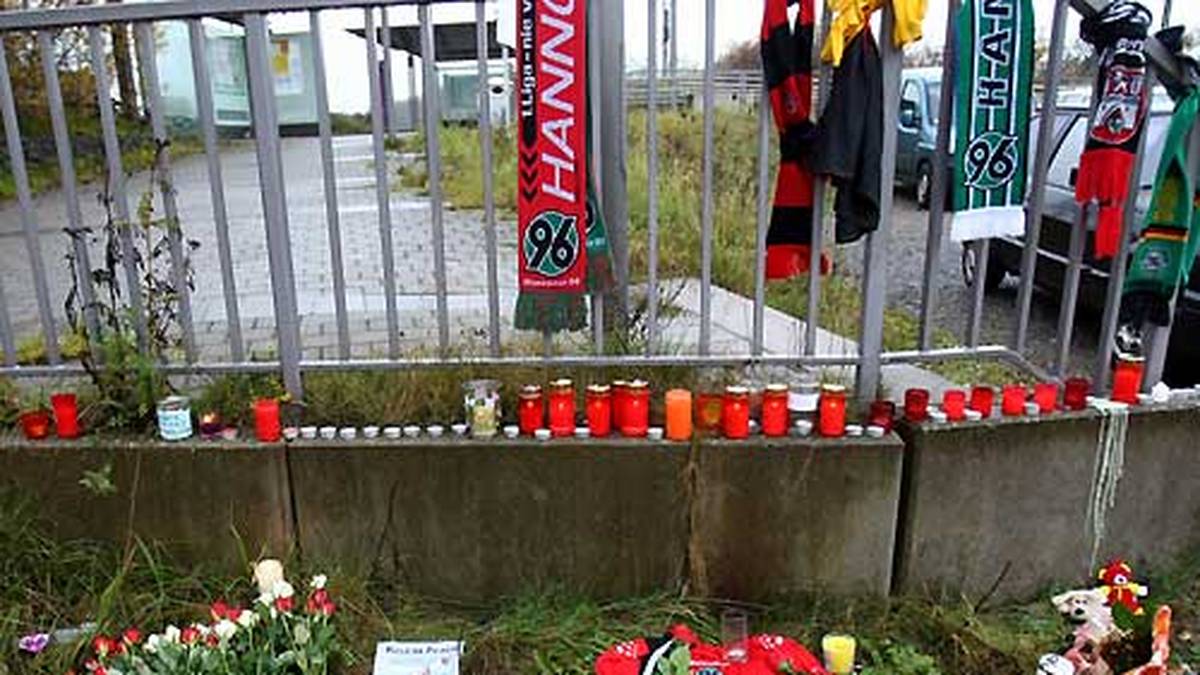 An der Unglücksstelle verliehen die Fans ihrer Trauer Ausdruck. Trikots, Schals, Stofftiere, Blumen: Die Formen der Trauer waren vielseitig